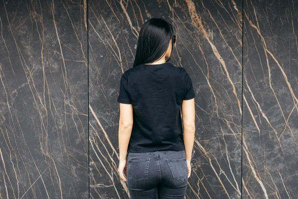 Siyah Shirt Kot Giyen Şık Esmer Kız Sokak Ortasında Poz Telifsiz Stok Imajlar