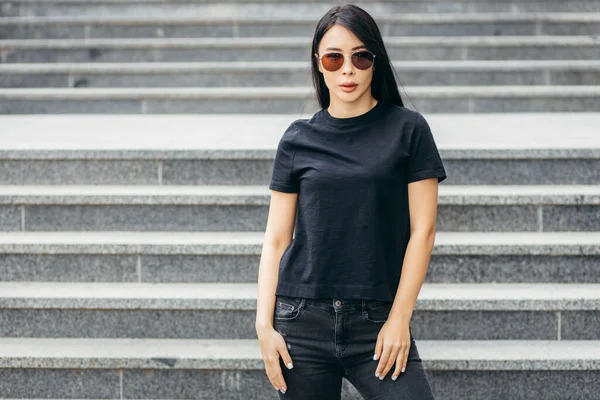 Menina Asiática Morena Elegante Vestindo Camiseta Preta Posando Contra Rua Fotografia De Stock