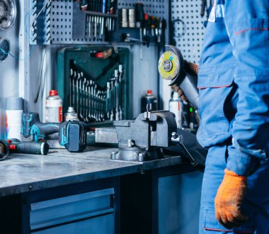 Tekerlek hizalama araba servisiyle testere.