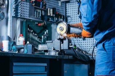 Tekerlek hizalama araba servisiyle testere.