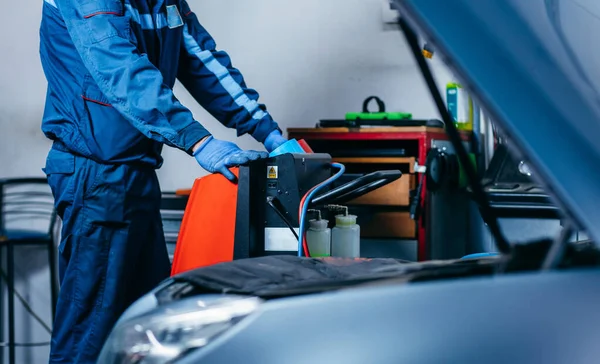 Hands Auto Mechanic Include Installation Refilling Air Conditioner Car Service — Stock Photo, Image