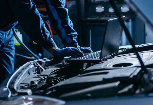 Chiudi Mani Dell Elettricista Automatico Utilizzando Computer Portatile Diagnosticare Controllare — Foto Stock