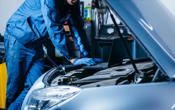 Chiudi Mani Dell Elettricista Automatico Utilizzando Computer Portatile Diagnosticare Controllare — Foto Stock