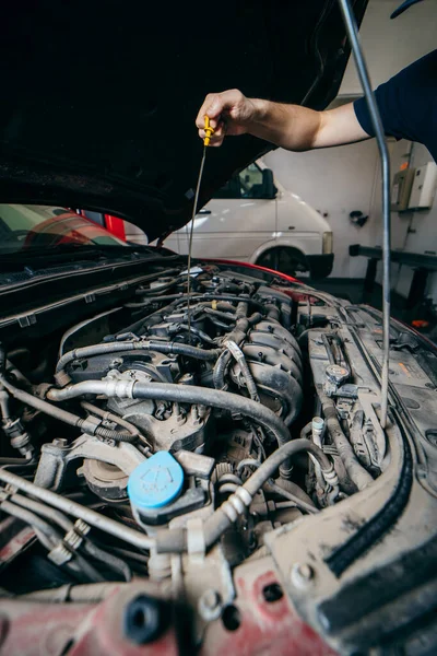 Jovem Mecânico Verificando Nível Óleo Motor Carro Auto Centro Serviço — Fotografia de Stock