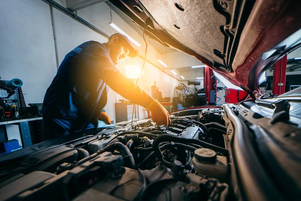 Joven Mecánico Comprobando Nivel Aceite Del Motor Coche Centro Servicio —  Fotos de Stock