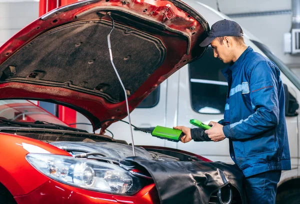 Electricista Mecánico Del Servicio Del Coche Utiliza Una Computadora Tableta —  Fotos de Stock