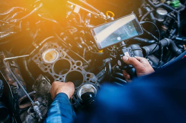 Mãos Mecânico Carro Verificam Motor Veículo Com Endoscópio Técnico Com — Fotografia de Stock