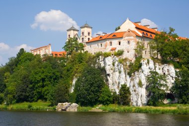 Benedictine Manastırı ve Aziz peter ve paul Kilisesi tarafından kayalık bir tepe üzerinde
