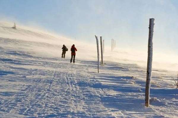 Caminhada em uma montanha de inverno — Fotografia de Stock