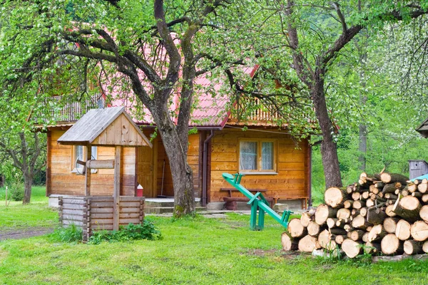 Schönes Holzhaus — Stockfoto