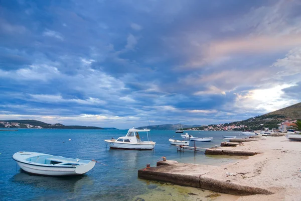 Chorvatské pobřeží a marina, seget nedaleko Trogiru — Stock fotografie