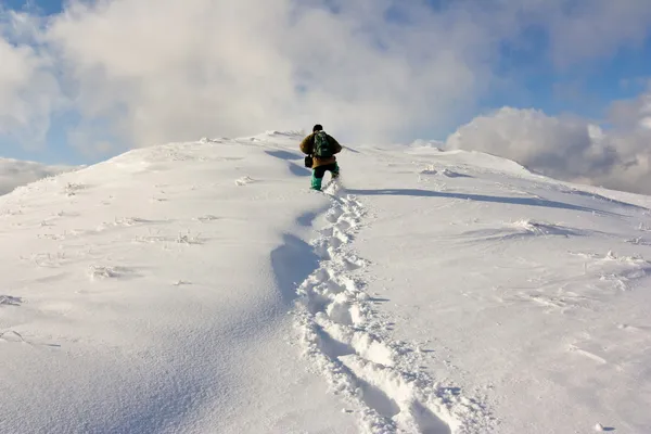 Caminata en una montaña de invierno — Foto de Stock