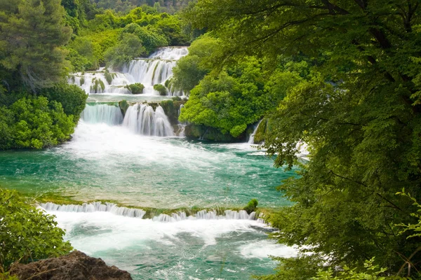 Watervallen op de rivier krka. nationaal park, dalmatia, Kroatië — Stockfoto