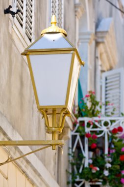 Tuğla bir duvarda sokak lambası