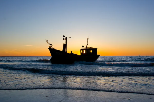 Visser boot met avondrood omgeving — Stockfoto