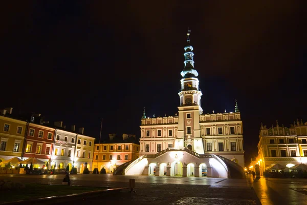 Municipio di notte, piazza principale (Rynek Wielki), Zamosc, Polonia — Foto Stock