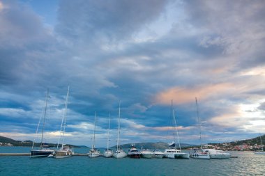 Hırvat sahil ve marina, seget trogir yakınındaki