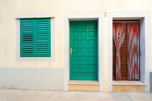 Duas portas e janela — Fotografia de Stock