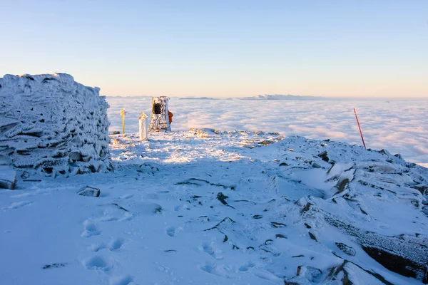 Krajobraz zimowy wzgórze sceny z mgły. — Zdjęcie stockowe