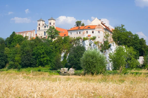 Benediktinska kloster och saint peter och paul kyrka på steniga backen vid floden vistula i tyniec nära Krakow, Polen — Stockfoto