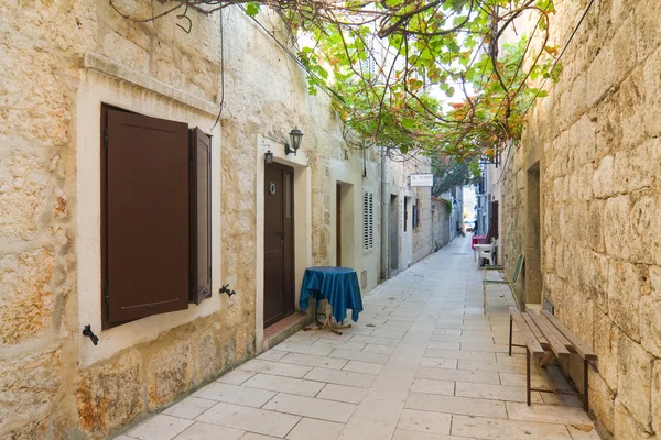 Pequeña calle en Pag, Croacia — Foto de Stock