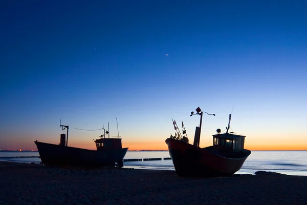 Pescatore Barca con tramonto cielo ambiente — Foto Stock