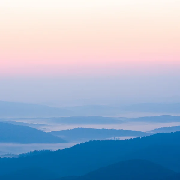 Neblige Landschaft im Bieszczady-Gebirge, Polen, Europa — Stockfoto