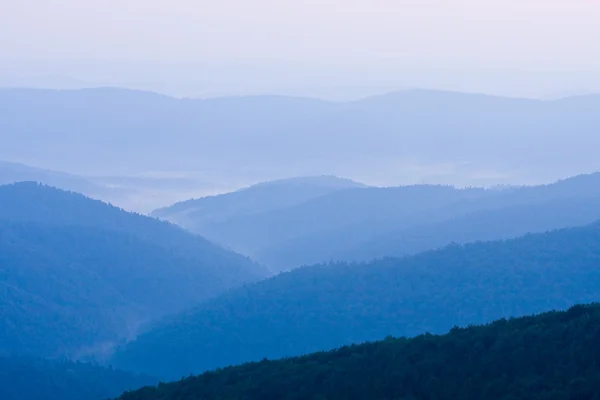Neblige Landschaft im Bieszczady-Gebirge, Polen, Europa — Stockfoto