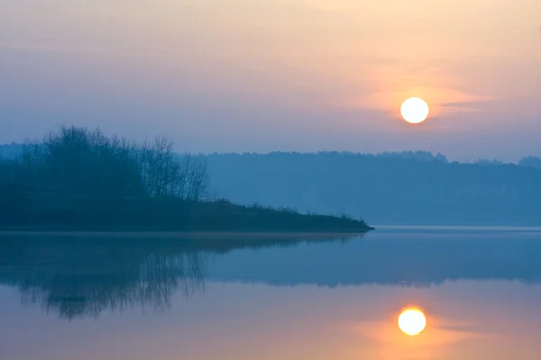 Beau coucher de soleil d'été dans le lac . — Photo