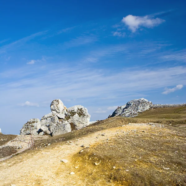 Céu dramático sobre velhas rochas calcárias — Fotografia de Stock