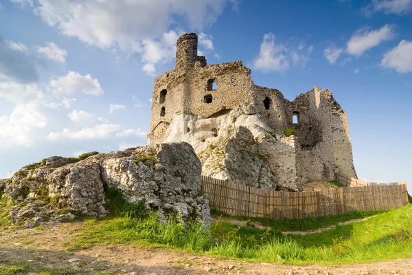 Ruinerna av medeltida slott mirow i Polen — Stockfoto
