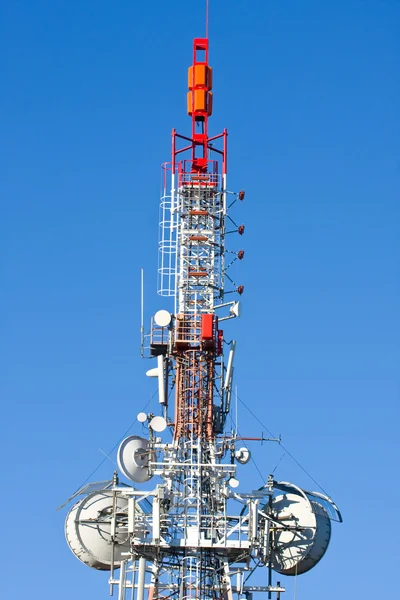 Πύργος τηλεπικοινωνιών με γαλάζιο ουρανό — Φωτογραφία Αρχείου