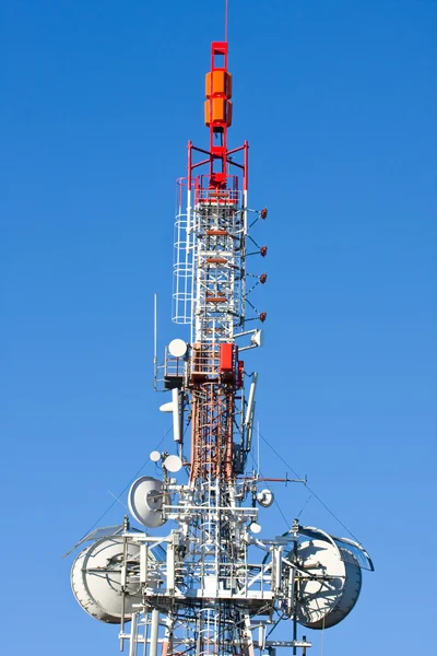 Menara telekomunikasi dengan langit biru — Stok Foto