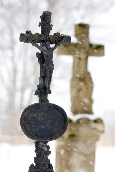 Cruz de mármol en la tumba en invierno — Foto de Stock