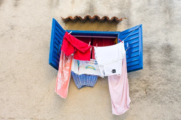 Χρωματιστά πλυντήριο κρέμεται σε μια σκοινί για άπλωμα στο δρόμο — Φωτογραφία Αρχείου