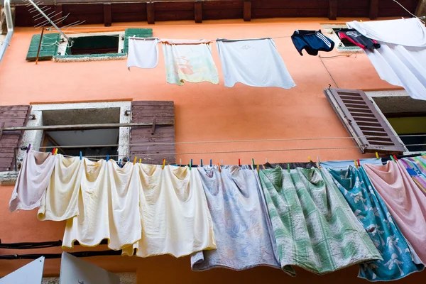 Kolorowe pranie wychodzić na bielizny na ulicy — Zdjęcie stockowe