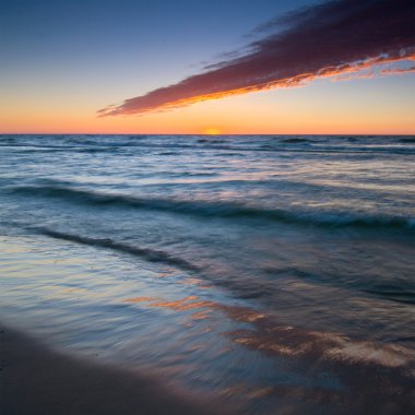 Sahilde gün batımı