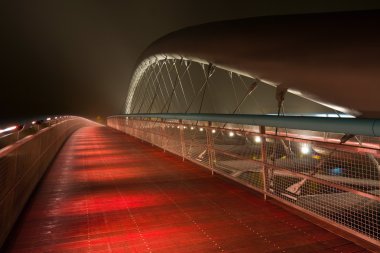 krakow, Polonya, Avrupa'nın modern yaya köprüsü bernatka gün batımı sırasında