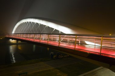 krakow, Polonya, Avrupa'nın modern yaya köprüsü bernatka gün batımı sırasında