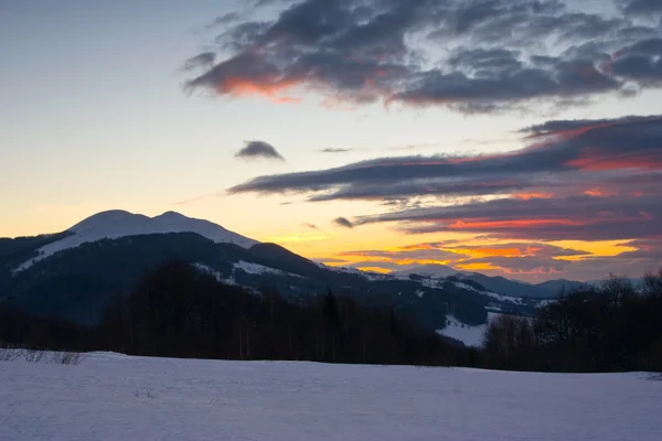 Paisaje invernal en las montañas de Bieszczady, Polonia, Europa — Foto de Stock