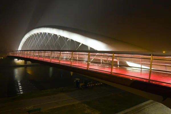 Σύγχρονη γέφυρα για πεζούς bernatka σούρουπο στην Κρακοβία, Πολωνία, Ευρώπη — Φωτογραφία Αρχείου