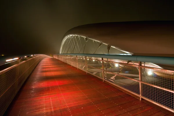 Ponte pedonal moderna Bernatka durante o pôr do sol em Cracóvia, Polônia, Europa — Fotografia de Stock