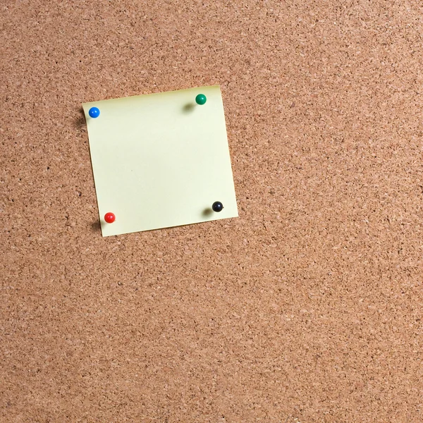 Gelber Memo-Stick auf Korkplatte Hintergrund — Stockfoto