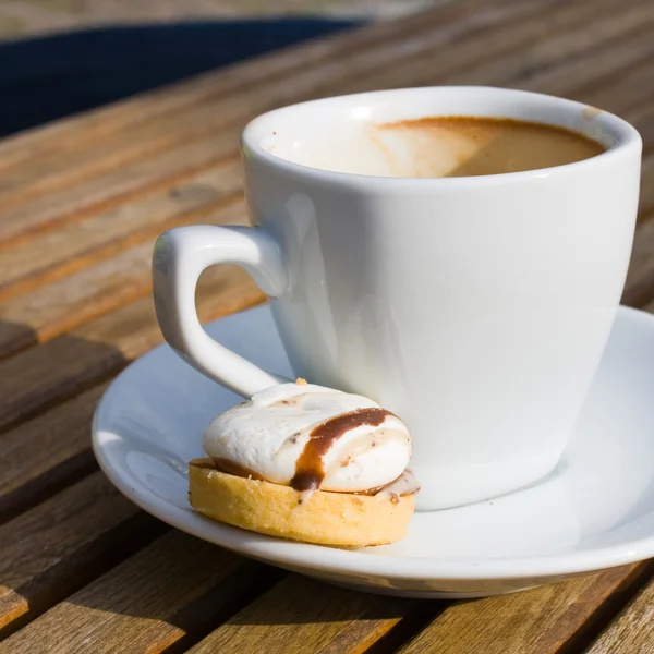 Heißer schwarzer Kaffee und Schokoladenkuchen — Stockfoto