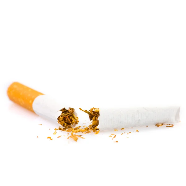 Cigarette cassée isolé sur fond blanc — Photo