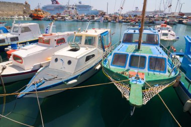 mandraki Limanı, Rodos girişinde