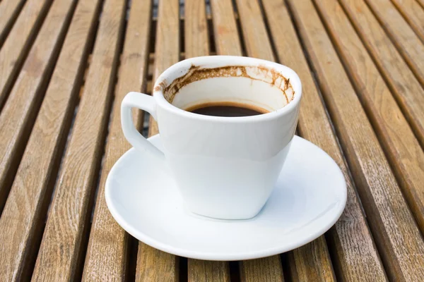 Kuuma musta kahvi ja suklaakakku — kuvapankkivalokuva
