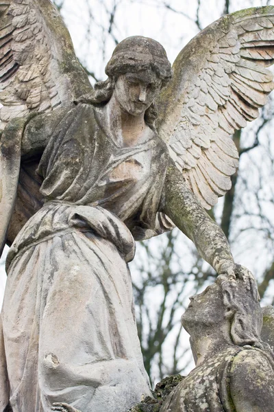 Estátua em um cemitério no outono — Fotografia de Stock