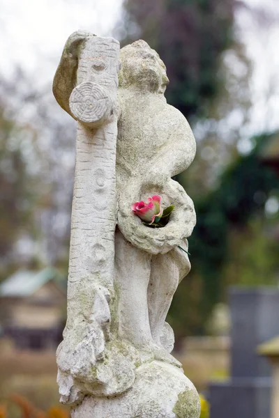 Estátua em um cemitério no outono — Fotografia de Stock