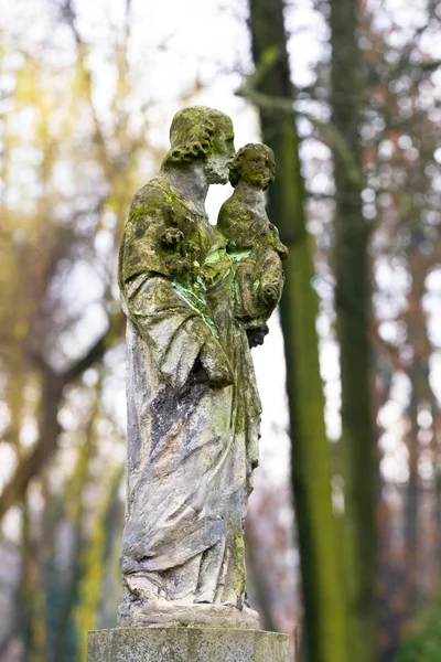 Estatua en un cementerio en otoño — Foto de Stock